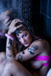 ritratto portrait wet rain eva blackhell pink rope
