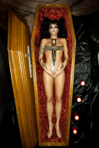 eva blackhell-bara026 vampira vampiri vampiro coffin