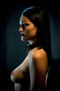 portrait fine art ritratto eva blackhell collar leather nude